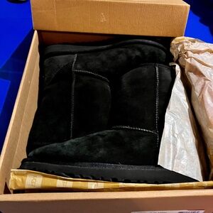 UGG Classic Black Suede Sheepskin lining Boots Size 6